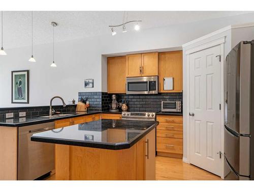 21 Everhollow Rise Sw, Calgary, AB - Indoor Photo Showing Kitchen