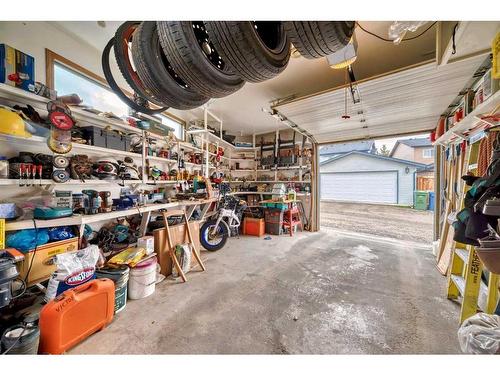 99 Eversyde Circle Sw, Calgary, AB - Indoor Photo Showing Garage
