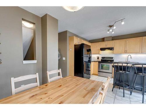 108 Cedarwood Lane Sw, Calgary, AB - Indoor Photo Showing Kitchen