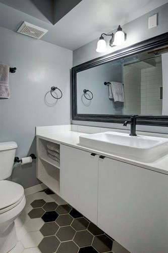 101-1027 Cameron Avenue Sw, Calgary, AB - Indoor Photo Showing Bathroom