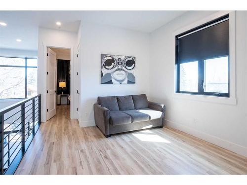 5007 35 Street, Sylvan Lake, AB - Indoor Photo Showing Living Room
