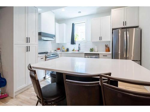 5007 35 Street, Sylvan Lake, AB - Indoor Photo Showing Kitchen With Upgraded Kitchen