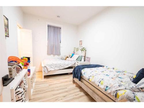 5007 35 Street, Sylvan Lake, AB - Indoor Photo Showing Bedroom