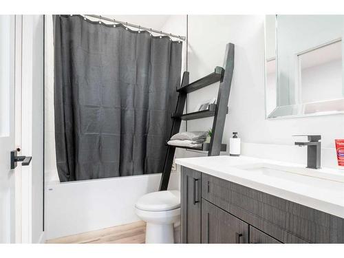 5007 35 Street, Sylvan Lake, AB - Indoor Photo Showing Bathroom