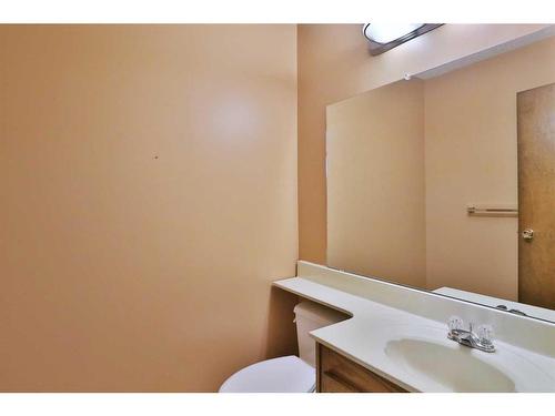 28 Hawkridge Court Nw, Calgary, AB - Indoor Photo Showing Bathroom