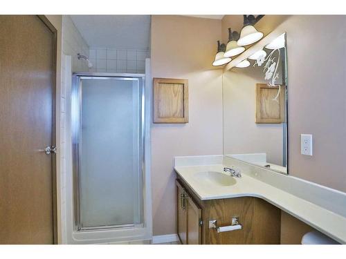 28 Hawkridge Court Nw, Calgary, AB - Indoor Photo Showing Bathroom