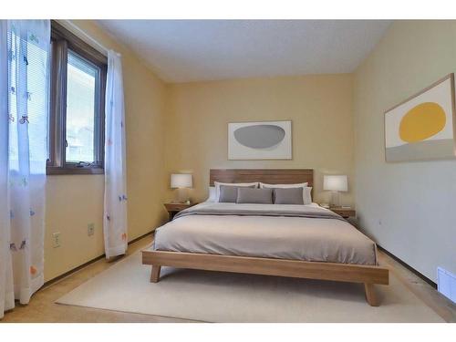 28 Hawkridge Court Nw, Calgary, AB - Indoor Photo Showing Bedroom