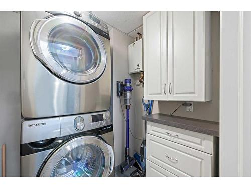 1204-228 26 Avenue Sw, Calgary, AB - Indoor Photo Showing Laundry Room