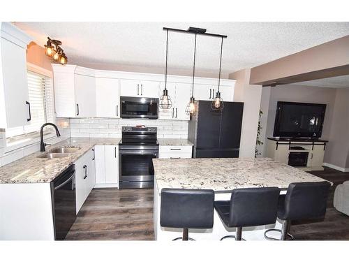 222 Reunion Court Nw, Airdrie, AB - Indoor Photo Showing Kitchen With Double Sink With Upgraded Kitchen