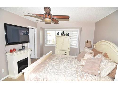 222 Reunion Court Nw, Airdrie, AB - Indoor Photo Showing Bedroom