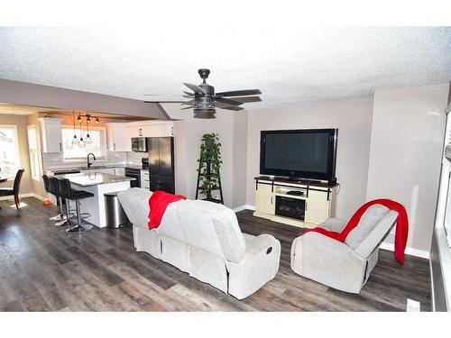 222 Reunion Court Nw, Airdrie, AB - Indoor Photo Showing Living Room
