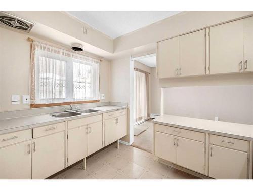 103-6919 Elbow Drive Sw, Calgary, AB - Indoor Photo Showing Kitchen With Double Sink