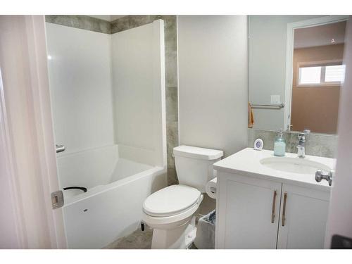 16 Dawson Harbour Villas, Chestermere, AB - Indoor Photo Showing Bathroom