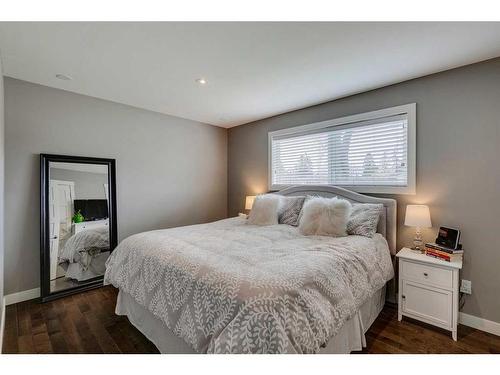 4812 Worcester Drive Sw, Calgary, AB - Indoor Photo Showing Bedroom