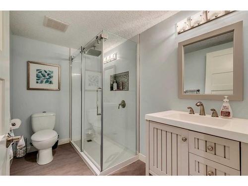 4812 Worcester Drive Sw, Calgary, AB - Indoor Photo Showing Bathroom