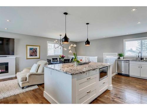4812 Worcester Drive Sw, Calgary, AB - Indoor Photo Showing Kitchen With Upgraded Kitchen