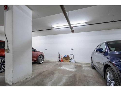 1003-735 2 Avenue Sw, Calgary, AB - Indoor Photo Showing Garage