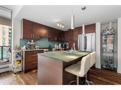 1003-735 2 Avenue Sw, Calgary, AB - Indoor Photo Showing Kitchen With Upgraded Kitchen