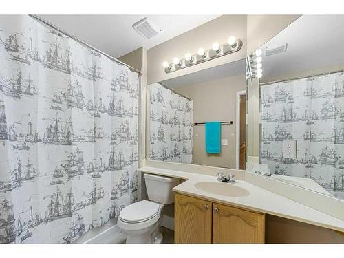 10 Coachway Gardens Sw, Calgary, AB - Indoor Photo Showing Bathroom