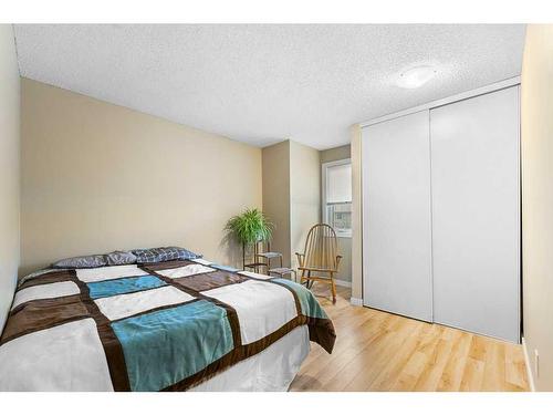 10 Coachway Gardens Sw, Calgary, AB - Indoor Photo Showing Bedroom
