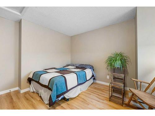 10 Coachway Gardens Sw, Calgary, AB - Indoor Photo Showing Bedroom