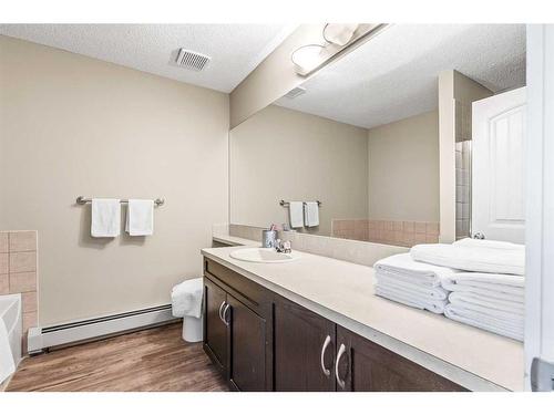 8-122 Village Heights Sw, Calgary, AB - Indoor Photo Showing Bathroom