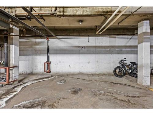 8-122 Village Heights Sw, Calgary, AB - Indoor Photo Showing Garage