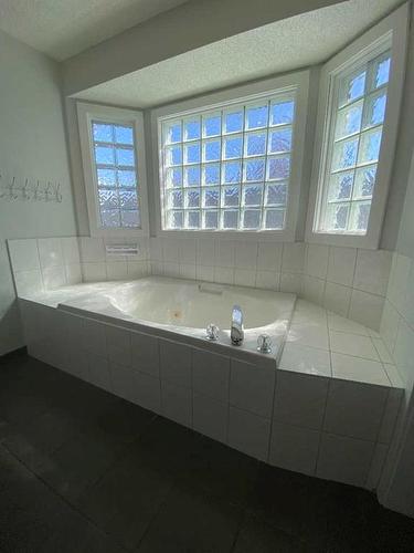 212 15 Avenue Nw, Calgary, AB - Indoor Photo Showing Bathroom