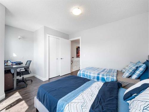 212 15 Avenue Nw, Calgary, AB - Indoor Photo Showing Bedroom