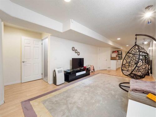 212 15 Avenue Nw, Calgary, AB - Indoor Photo Showing Other Room
