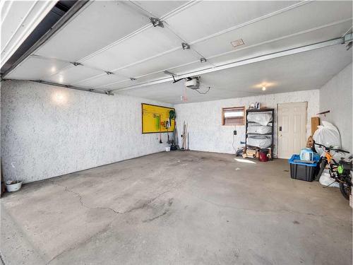 212 15 Avenue Nw, Calgary, AB - Indoor Photo Showing Garage