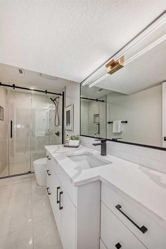 2104 Urbana Road Nw, Calgary, AB - Indoor Photo Showing Bathroom