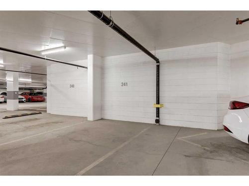212-108 2 Street Sw, Calgary, AB - Indoor Photo Showing Garage