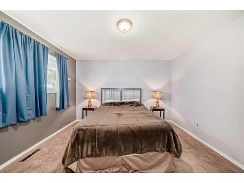 2105 19 Avenue, Bowden, AB - Indoor Photo Showing Bedroom
