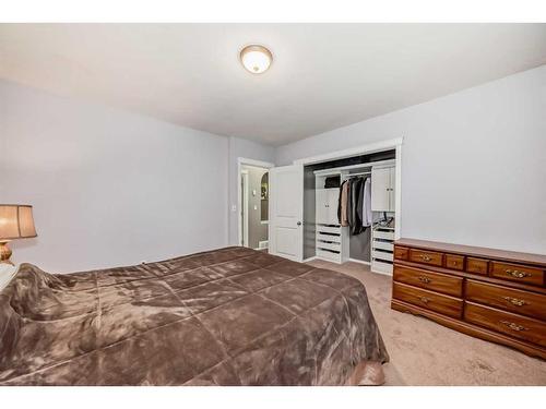 2105 19 Avenue, Bowden, AB - Indoor Photo Showing Bedroom