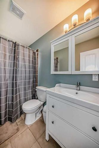 2105 19 Avenue, Bowden, AB - Indoor Photo Showing Bathroom