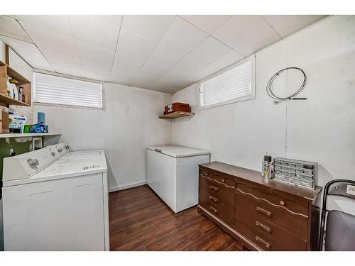 2105 19 Avenue, Bowden, AB - Indoor Photo Showing Laundry Room