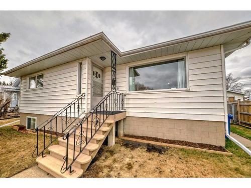 2105 19 Avenue, Bowden, AB - Outdoor With Exterior