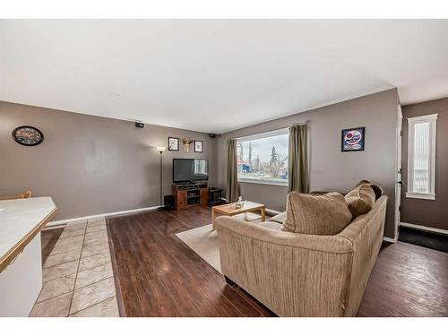 2105 19 Avenue, Bowden, AB - Indoor Photo Showing Living Room