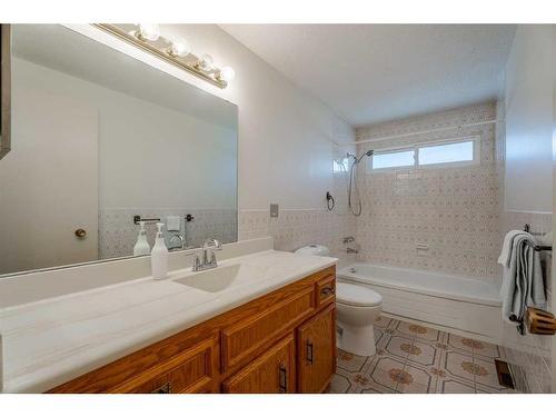 160 Huntwick Way Ne, Calgary, AB - Indoor Photo Showing Bathroom