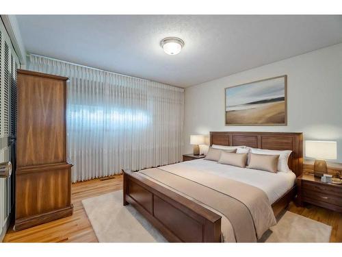 160 Huntwick Way Ne, Calgary, AB - Indoor Photo Showing Bedroom