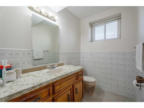 160 Huntwick Way Ne, Calgary, AB - Indoor Photo Showing Bathroom