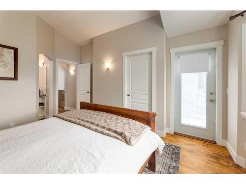 2022 22 Avenue Nw, Calgary, AB - Indoor Photo Showing Bedroom