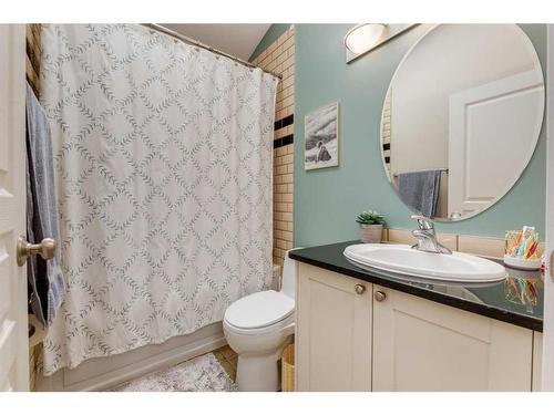 2022 22 Avenue Nw, Calgary, AB - Indoor Photo Showing Bathroom