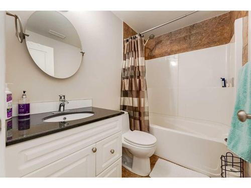 2022 22 Avenue Nw, Calgary, AB - Indoor Photo Showing Bathroom