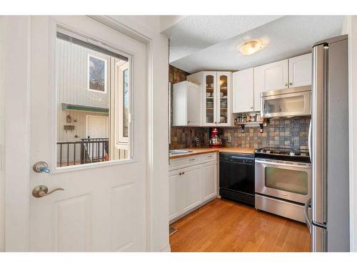 1-715 2 Avenue Nw, Calgary, AB - Indoor Photo Showing Kitchen