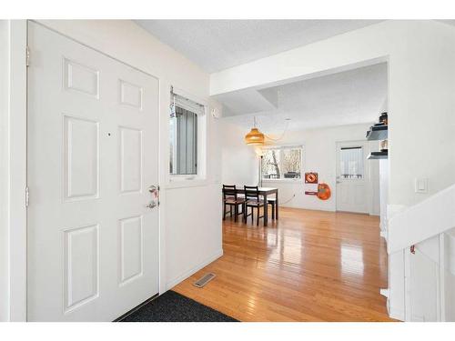 1-715 2 Avenue Nw, Calgary, AB - Indoor Photo Showing Other Room
