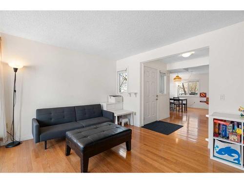 1-715 2 Avenue Nw, Calgary, AB - Indoor Photo Showing Living Room