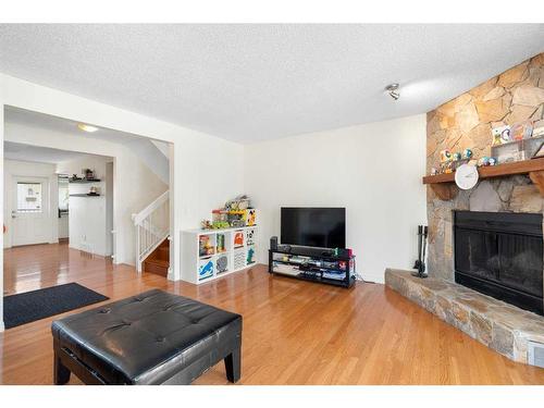 1-715 2 Avenue Nw, Calgary, AB - Indoor Photo Showing Living Room With Fireplace