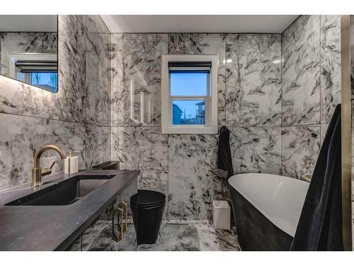630 Rocky Ridge View Nw, Calgary, AB - Indoor Photo Showing Bathroom